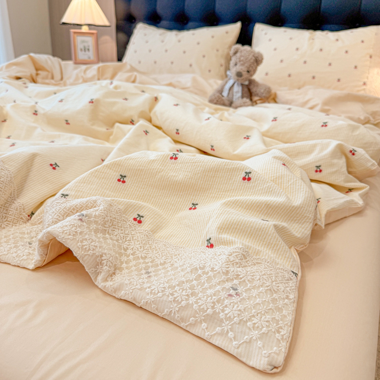 91家纺网 家纺一手货源 找家纺 盼季家纺 2026新款水洗棉印花法式高定小碎花蕾丝花边四件套 法式高定花边-芝士樱桃