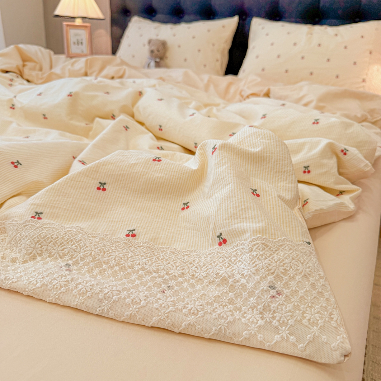 91家纺网 家纺一手货源 找家纺 盼季家纺 2026新款水洗棉印花法式高定小碎花蕾丝花边四件套 法式高定花边-芝士樱桃