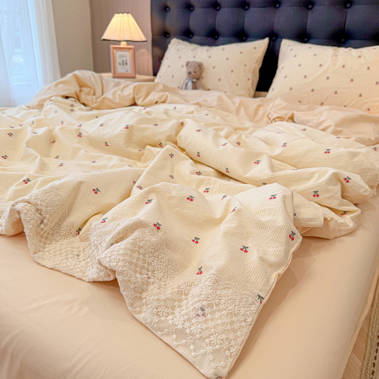 91家纺网 家纺一手货源 找家纺 盼季家纺 2026新款水洗棉印花法式高定小碎花蕾丝花边四件套 法式高定花边-芝士樱桃