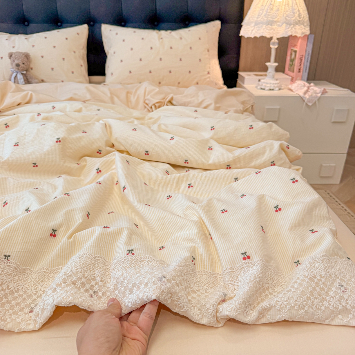 91家纺网 家纺一手货源 找家纺 盼季家纺 2026新款水洗棉印花法式高定小碎花蕾丝花边四件套 法式高定花边-芝士樱桃