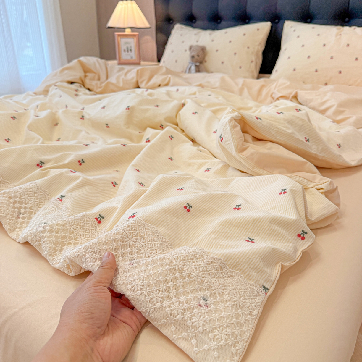 91家纺网 家纺一手货源 找家纺 盼季家纺 2026新款水洗棉印花法式高定小碎花蕾丝花边四件套 法式高定花边-芝士樱桃