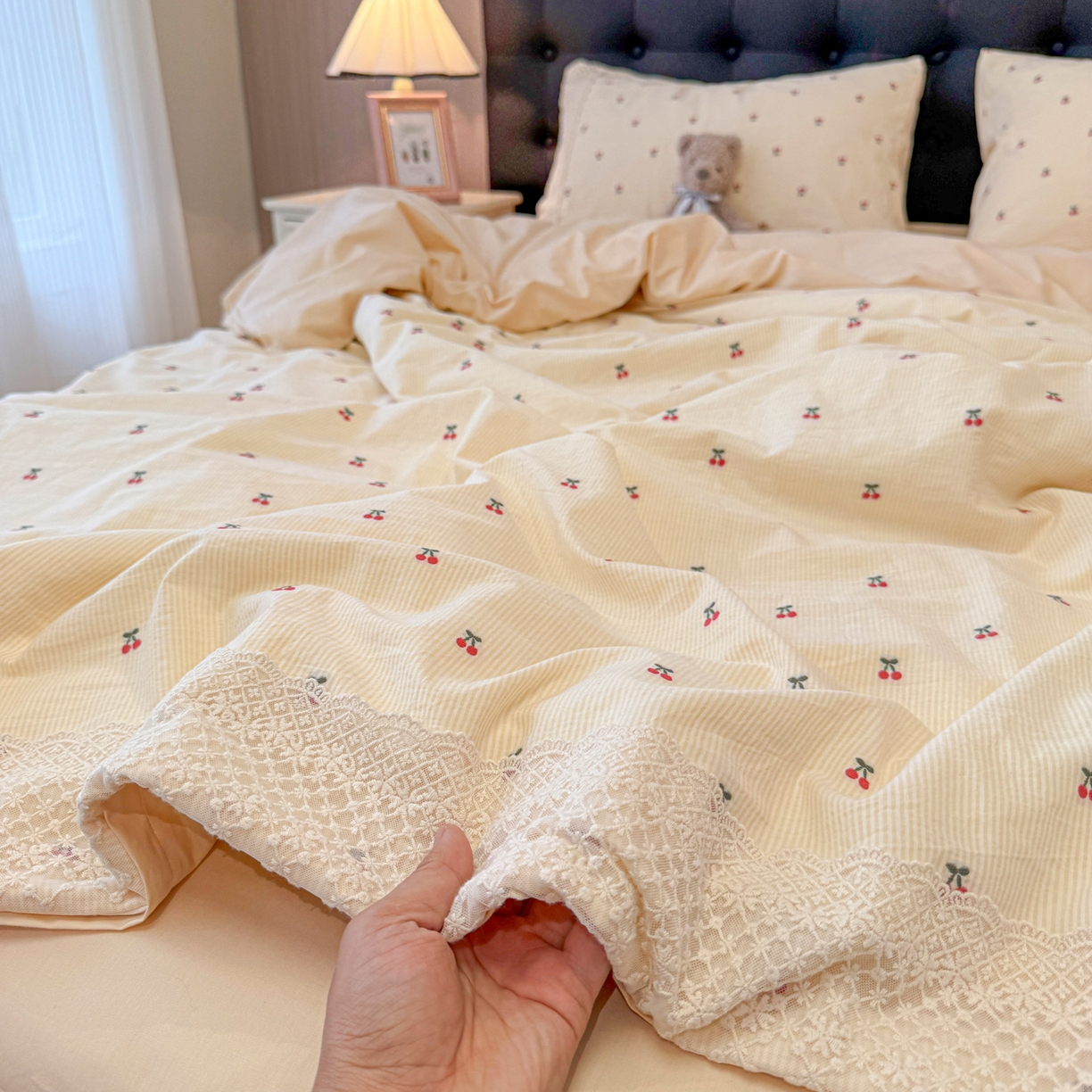 91家纺网 家纺一手货源 找家纺 盼季家纺 2026新款水洗棉印花法式高定小碎花蕾丝花边四件套 法式高定花边-芝士樱桃