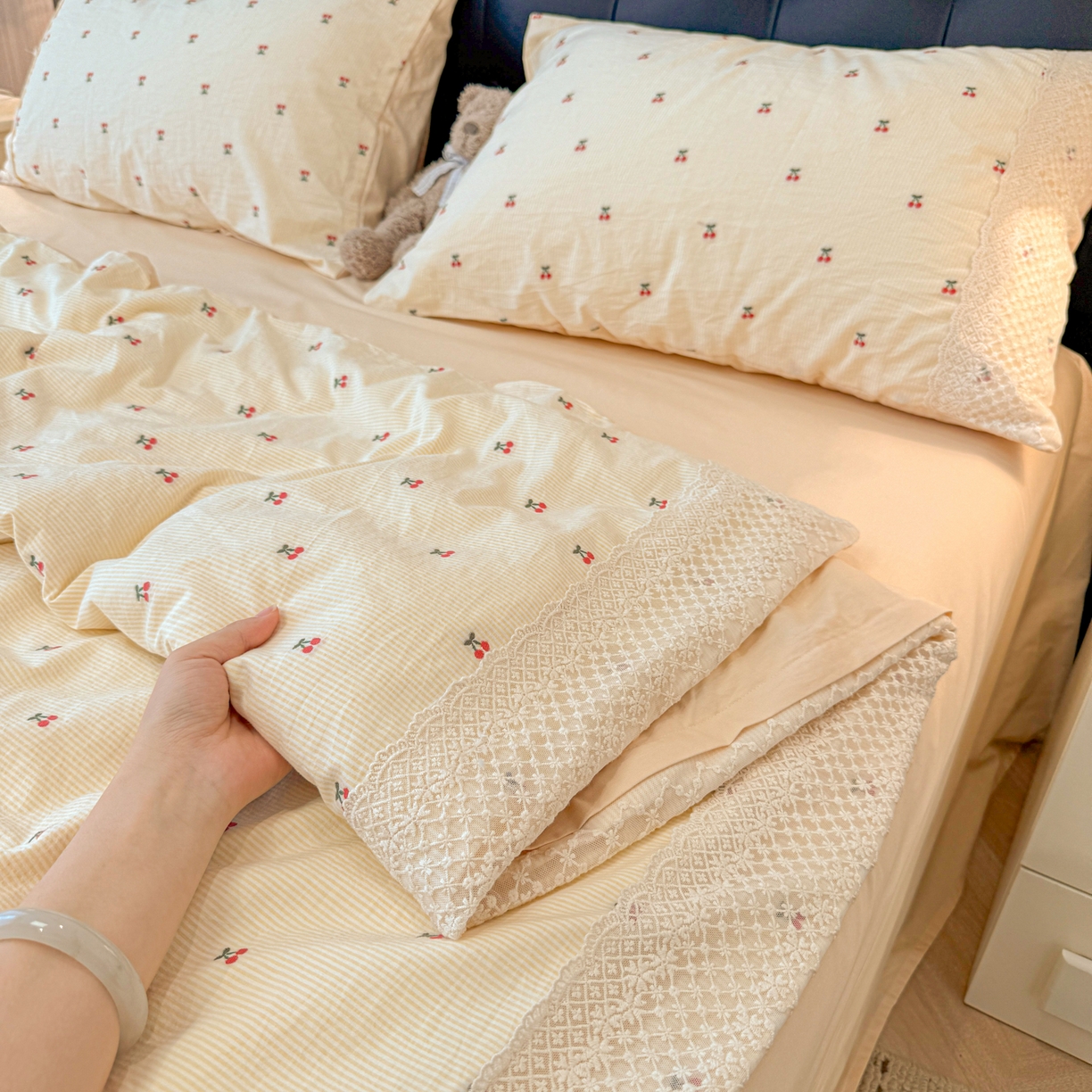 91家纺网 家纺一手货源 找家纺 盼季家纺 2026新款水洗棉印花法式高定小碎花蕾丝花边四件套 法式高定花边-芝士樱桃