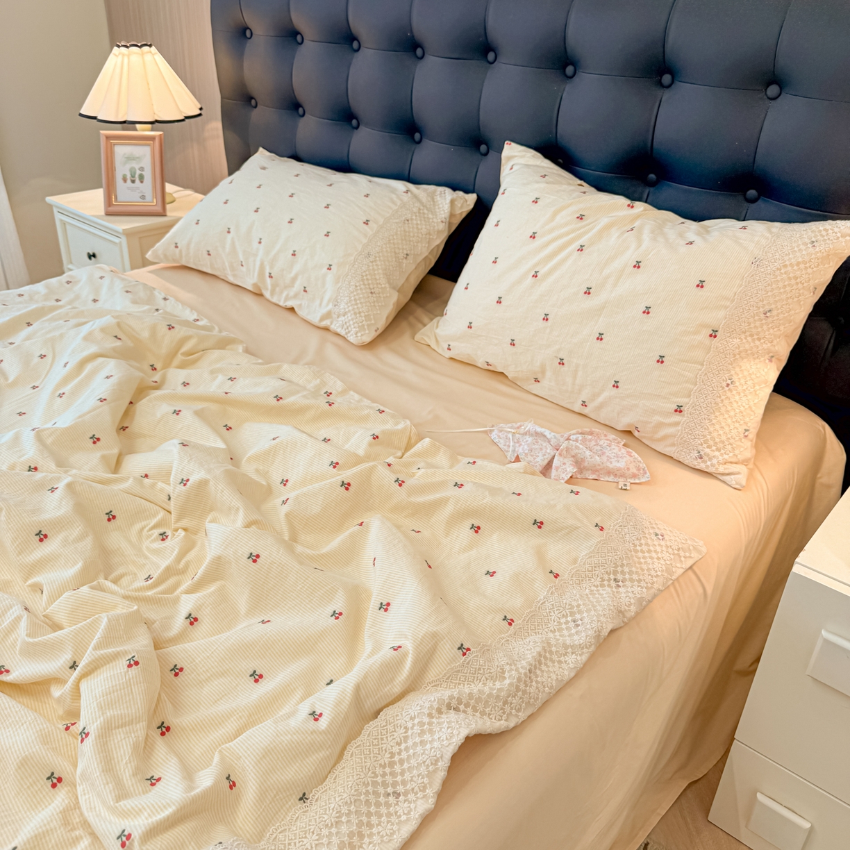 91家纺网 家纺一手货源 找家纺 盼季家纺 2026新款水洗棉印花法式高定小碎花蕾丝花边四件套 法式高定花边-芝士樱桃