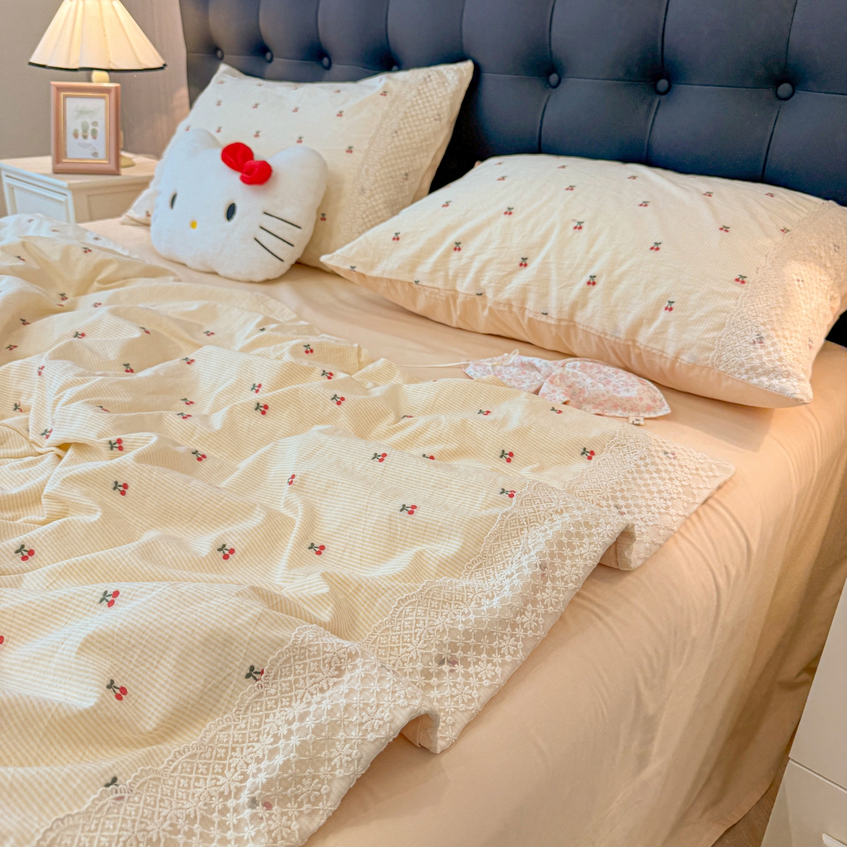 91家纺网 家纺一手货源 找家纺 盼季家纺 2026新款水洗棉印花法式高定小碎花蕾丝花边四件套 法式高定花边-芝士樱桃