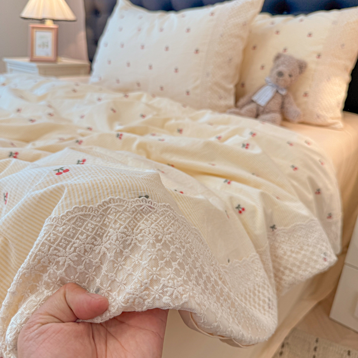 91家纺网 家纺一手货源 找家纺 盼季家纺 2026新款水洗棉印花法式高定小碎花蕾丝花边四件套 法式高定花边-芝士樱桃