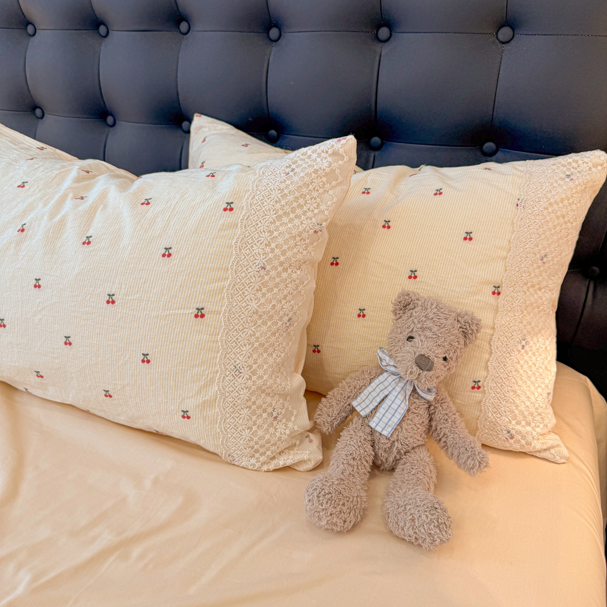 91家纺网 家纺一手货源 找家纺 盼季家纺 2026新款水洗棉印花法式高定小碎花蕾丝花边四件套 法式高定花边-芝士樱桃