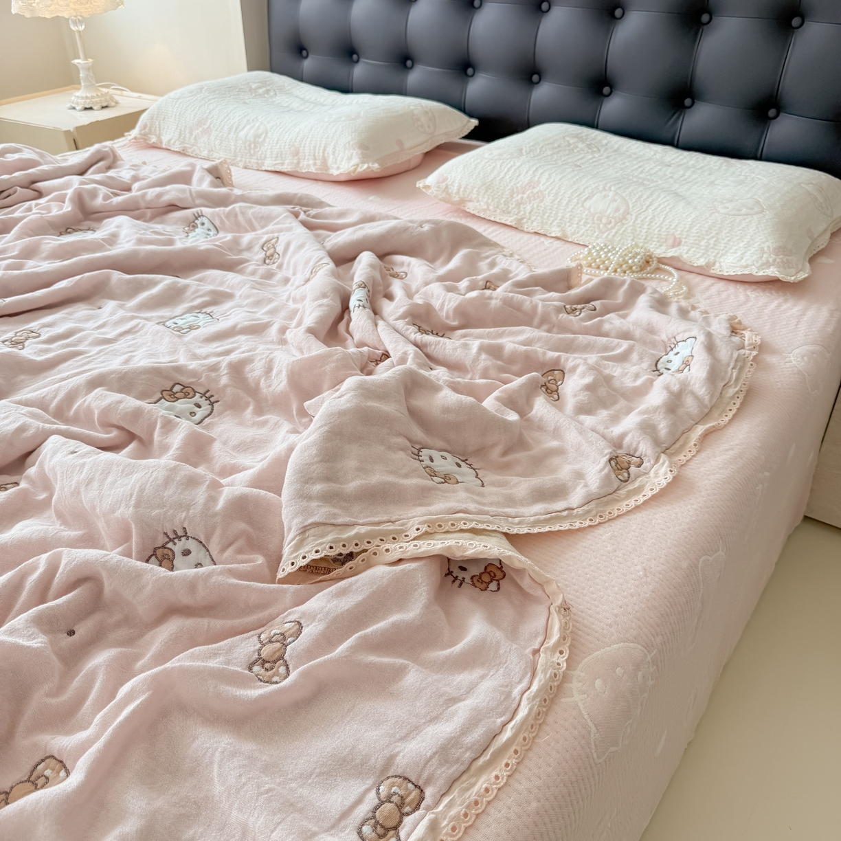 91家纺网 家纺一手货源 找家纺 盼季家纺 2026新款A类木棉皱皱纱床盖夏被四件套场景一-奶盖KT 奶盖KT-粉粉