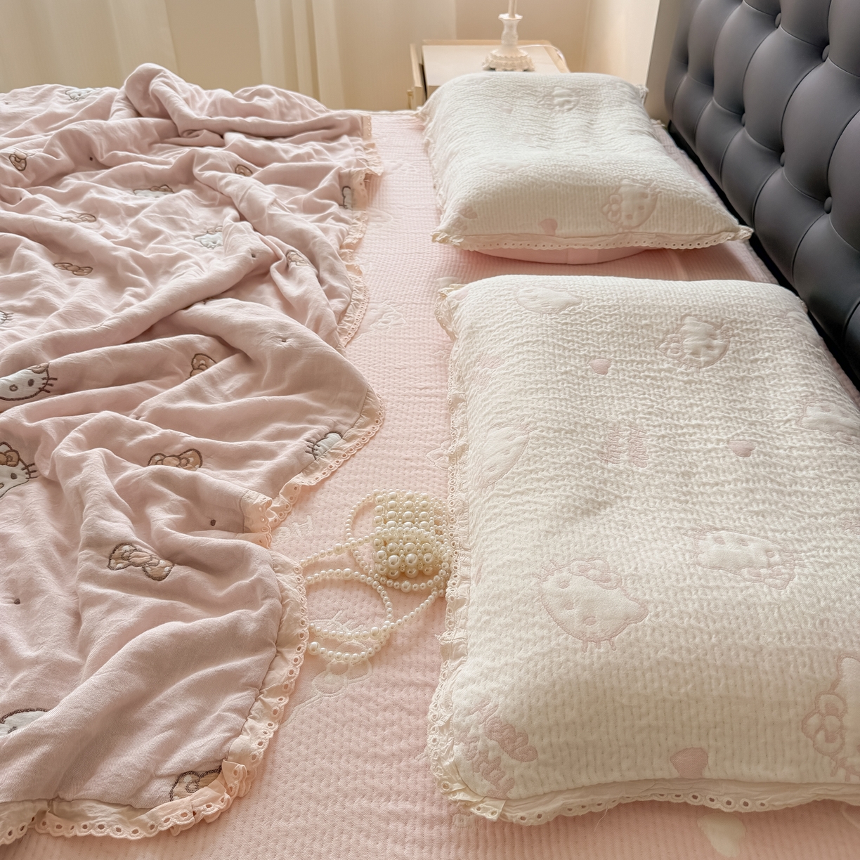 91家纺网 家纺一手货源 找家纺 盼季家纺 2026新款A类木棉皱皱纱床盖夏被四件套场景一-奶盖KT 奶盖KT-粉粉