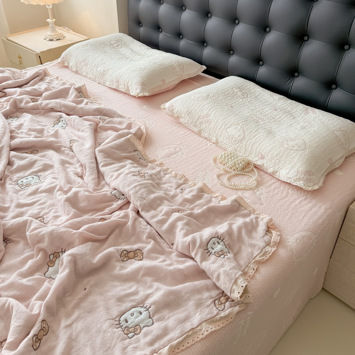 91家纺网 家纺一手货源 找家纺 盼季家纺 2026新款A类木棉皱皱纱床盖夏被四件套场景一-奶盖KT 奶盖KT-粉粉