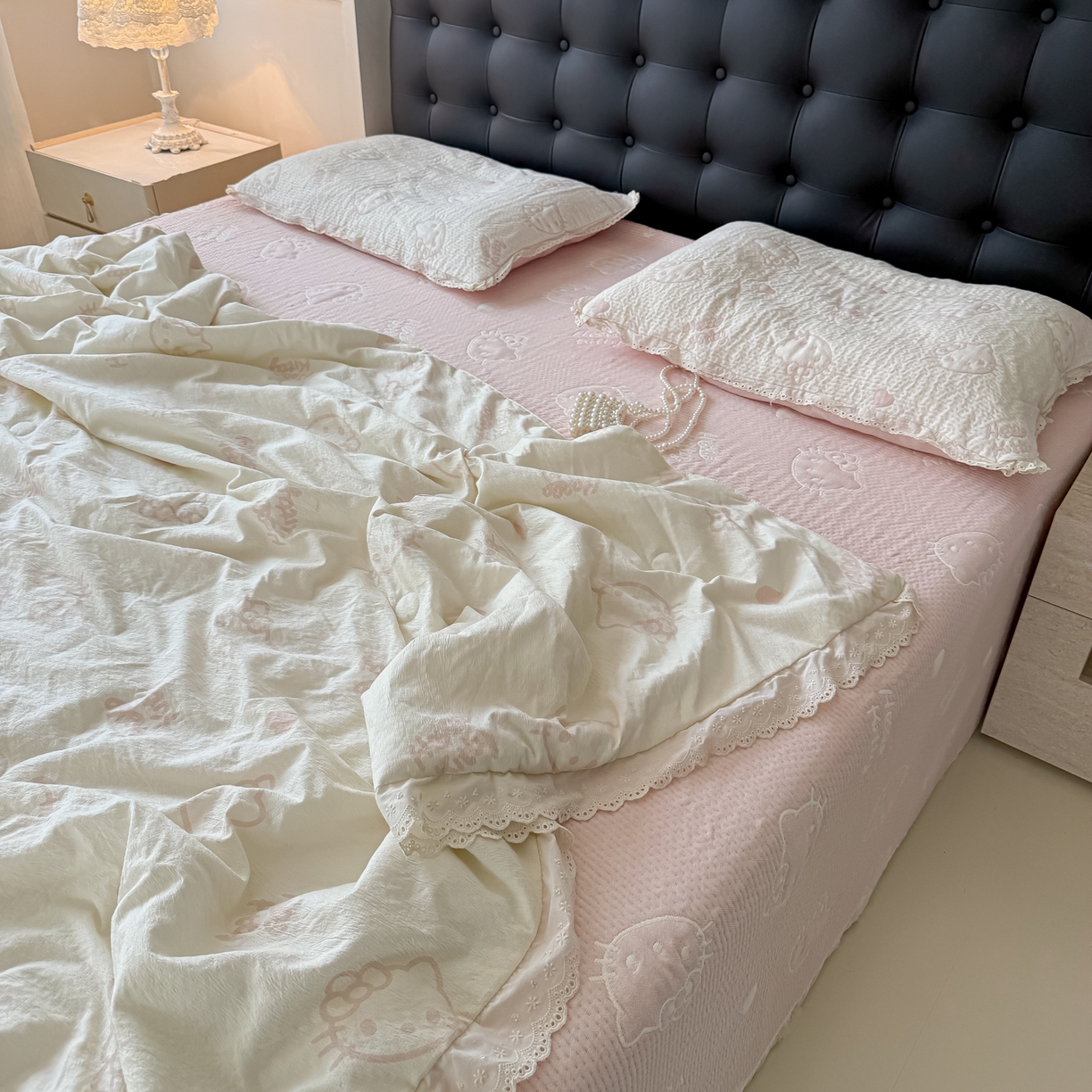 91家纺网 家纺一手货源 找家纺 盼季家纺 2026新款A类木棉皱皱纱床盖夏被四件套场景一-奶盖KT 奶盖KT-白粉