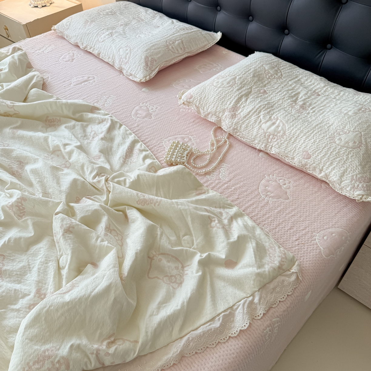 91家纺网 家纺一手货源 找家纺 盼季家纺 2026新款A类木棉皱皱纱床盖夏被四件套场景一-奶盖KT 奶盖KT-白粉