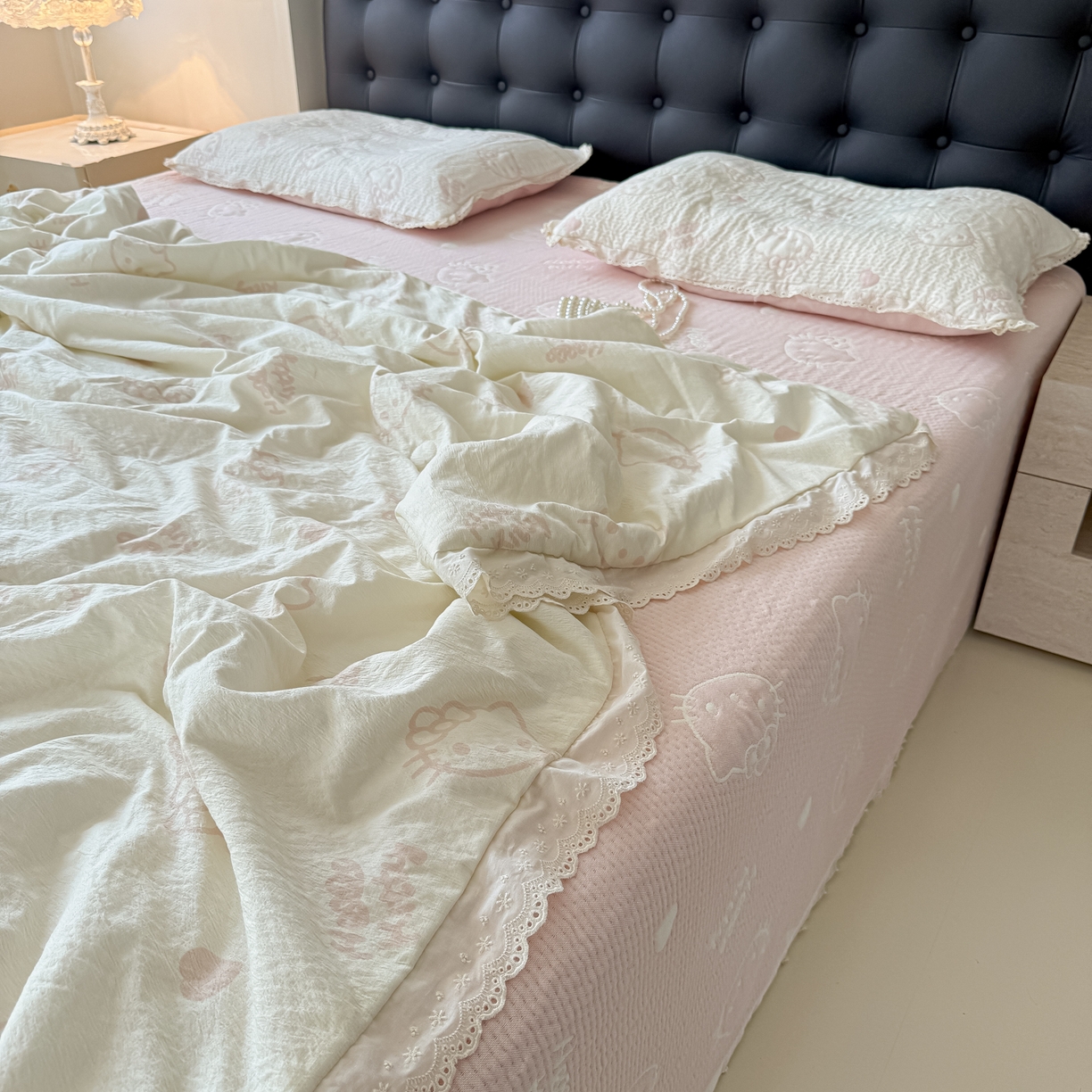 91家纺网 家纺一手货源 找家纺 盼季家纺 2026新款A类木棉皱皱纱床盖夏被四件套场景一-奶盖KT 奶盖KT-白粉