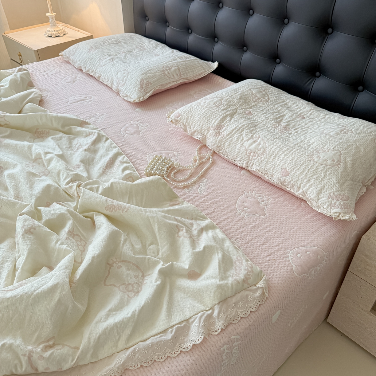 91家纺网 家纺一手货源 找家纺 盼季家纺 2026新款A类木棉皱皱纱床盖夏被四件套场景一-奶盖KT 奶盖KT-白粉