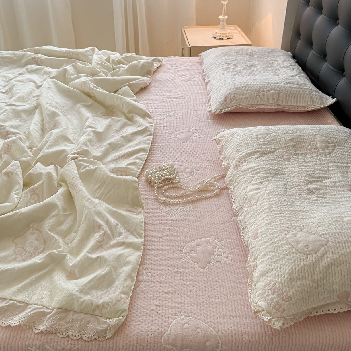 91家纺网 家纺一手货源 找家纺 盼季家纺 2026新款A类木棉皱皱纱床盖夏被四件套场景一-奶盖KT 奶盖KT-白粉