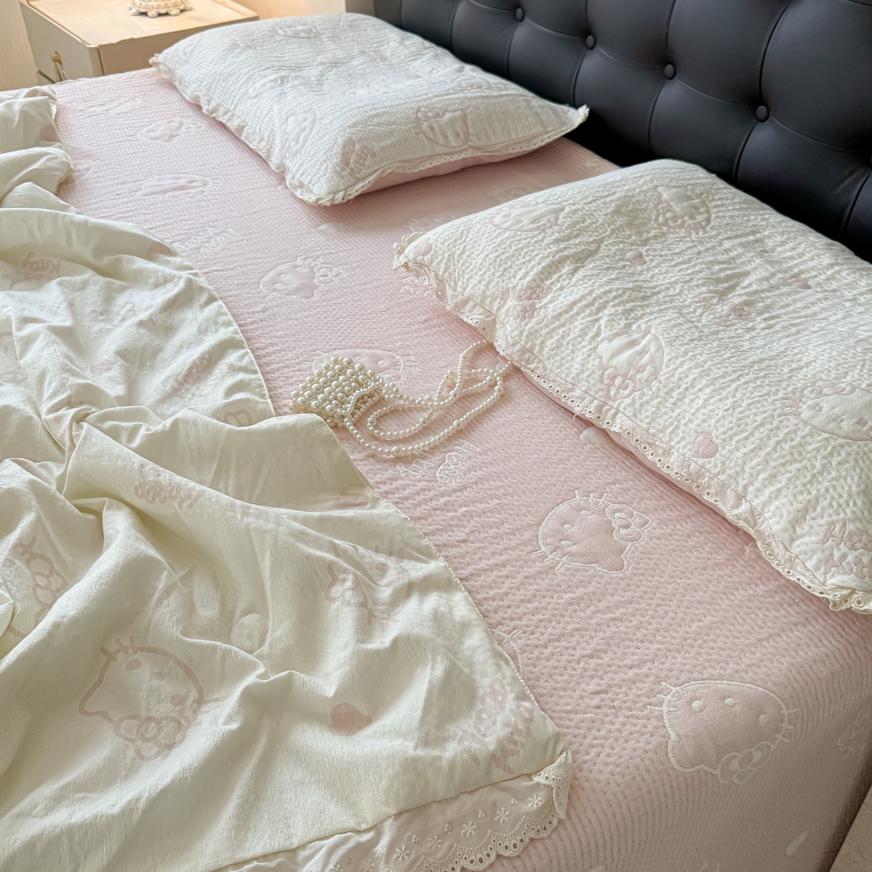 91家纺网 家纺一手货源 找家纺 盼季家纺 2026新款A类木棉皱皱纱床盖夏被四件套场景一-奶盖KT 奶盖KT-白粉