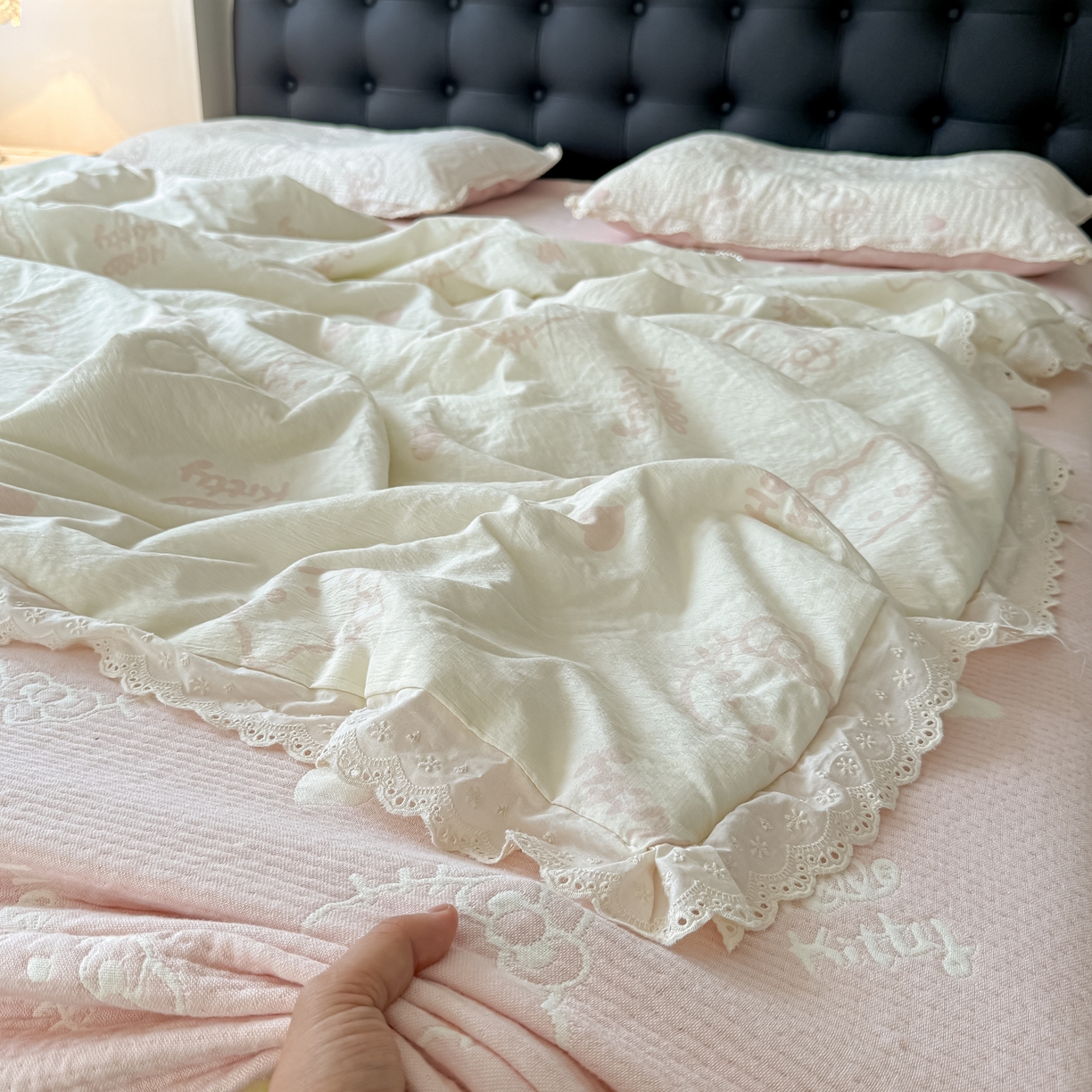 91家纺网 家纺一手货源 找家纺 盼季家纺 2026新款A类木棉皱皱纱床盖夏被四件套场景一-奶盖KT 奶盖KT-白粉