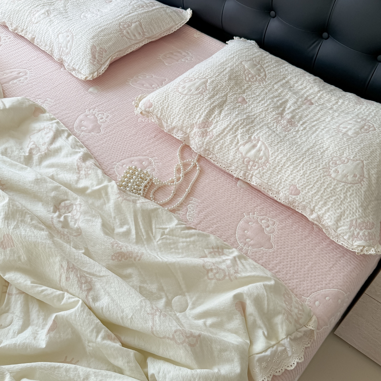 91家纺网 家纺一手货源 找家纺 盼季家纺 2026新款A类木棉皱皱纱床盖夏被四件套场景一-奶盖KT 奶盖KT-白粉