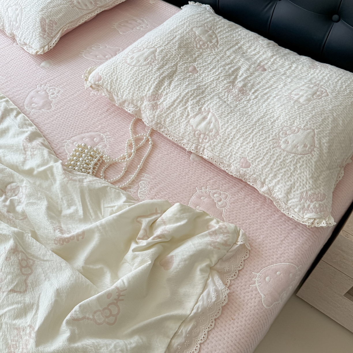 91家纺网 家纺一手货源 找家纺 盼季家纺 2026新款A类木棉皱皱纱床盖夏被四件套场景一-奶盖KT 奶盖KT-白粉