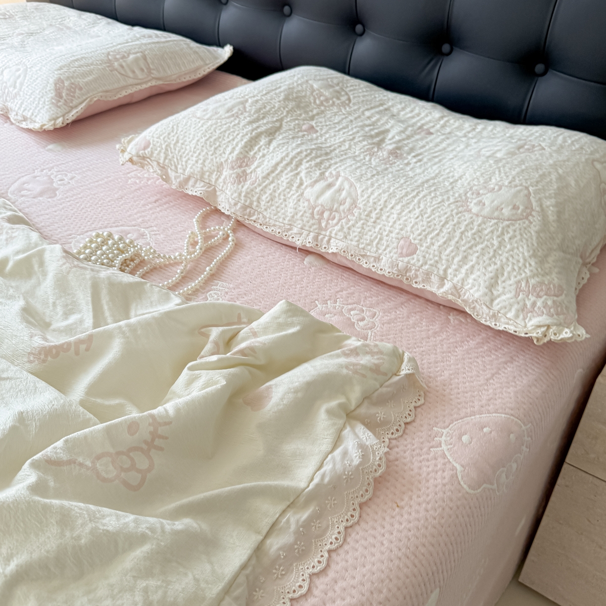 91家纺网 家纺一手货源 找家纺 盼季家纺 2026新款A类木棉皱皱纱床盖夏被四件套场景一-奶盖KT 奶盖KT-白粉