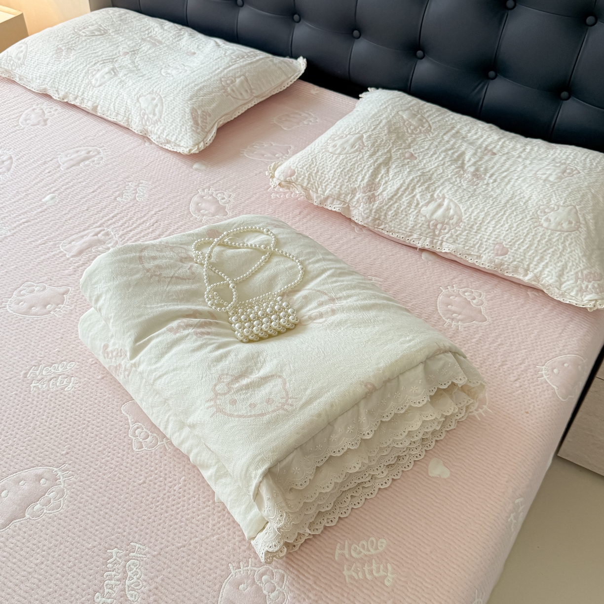 91家纺网 家纺一手货源 找家纺 盼季家纺 2026新款A类木棉皱皱纱床盖夏被四件套场景一-奶盖KT 奶盖KT-白粉