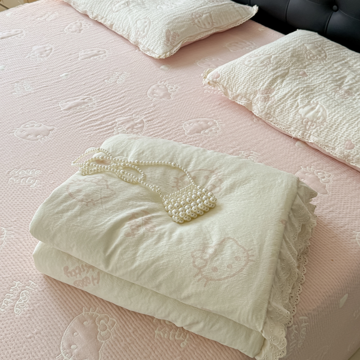 91家纺网 家纺一手货源 找家纺 盼季家纺 2026新款A类木棉皱皱纱床盖夏被四件套场景一-奶盖KT 奶盖KT-白粉