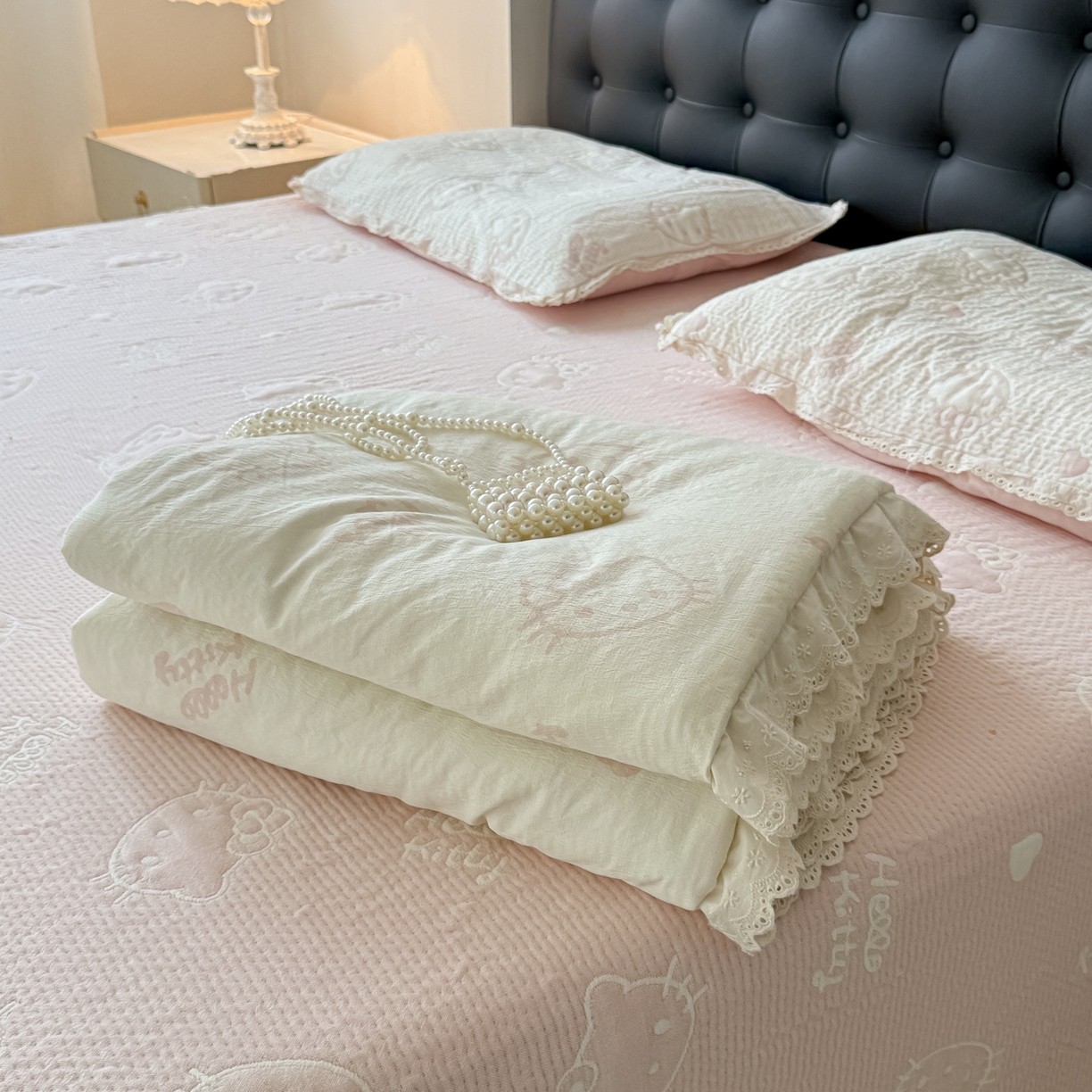 91家纺网 家纺一手货源 找家纺 盼季家纺 2026新款A类木棉皱皱纱床盖夏被四件套场景一-奶盖KT 奶盖KT-白粉