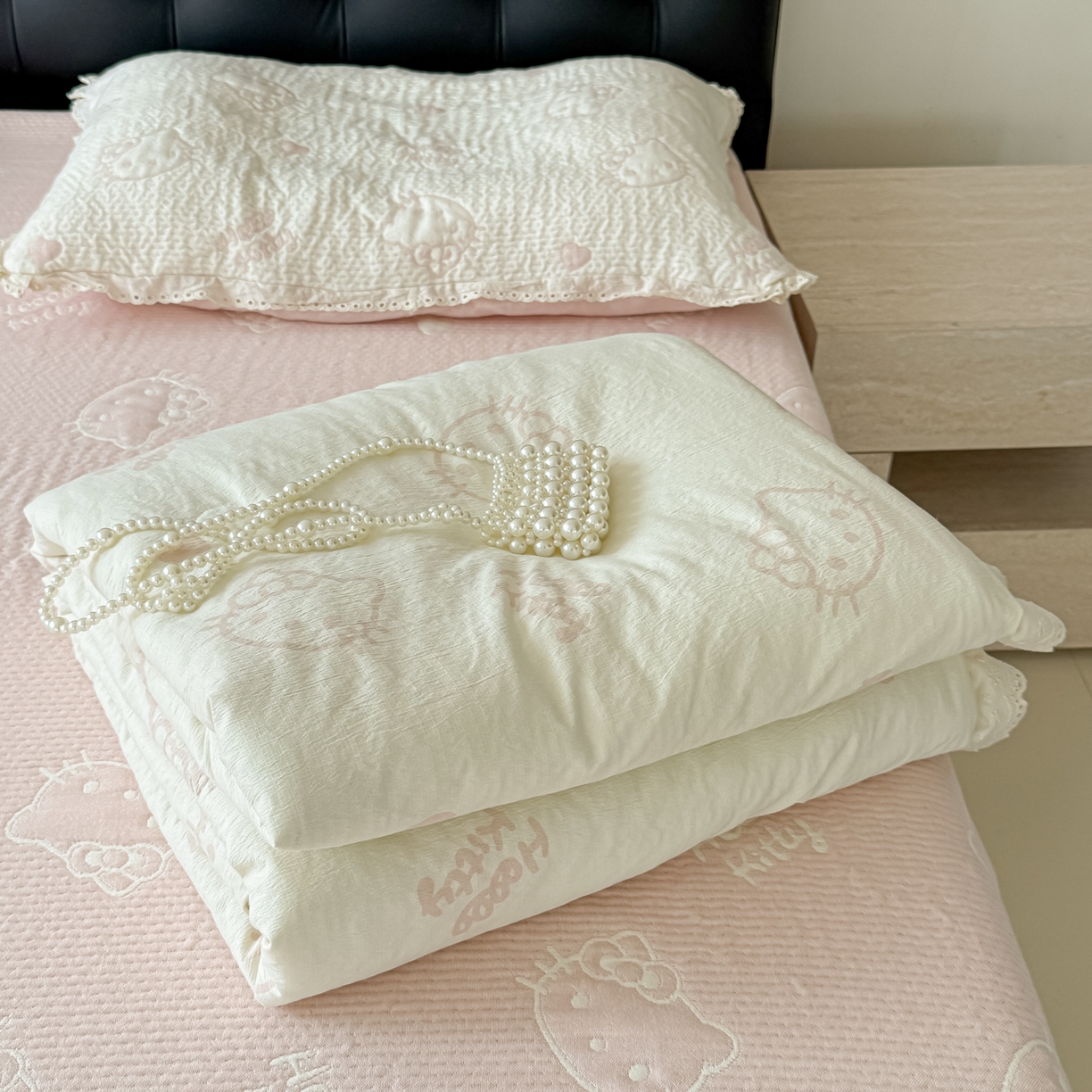 91家纺网 家纺一手货源 找家纺 盼季家纺 2026新款A类木棉皱皱纱床盖夏被四件套场景一-奶盖KT 奶盖KT-白粉