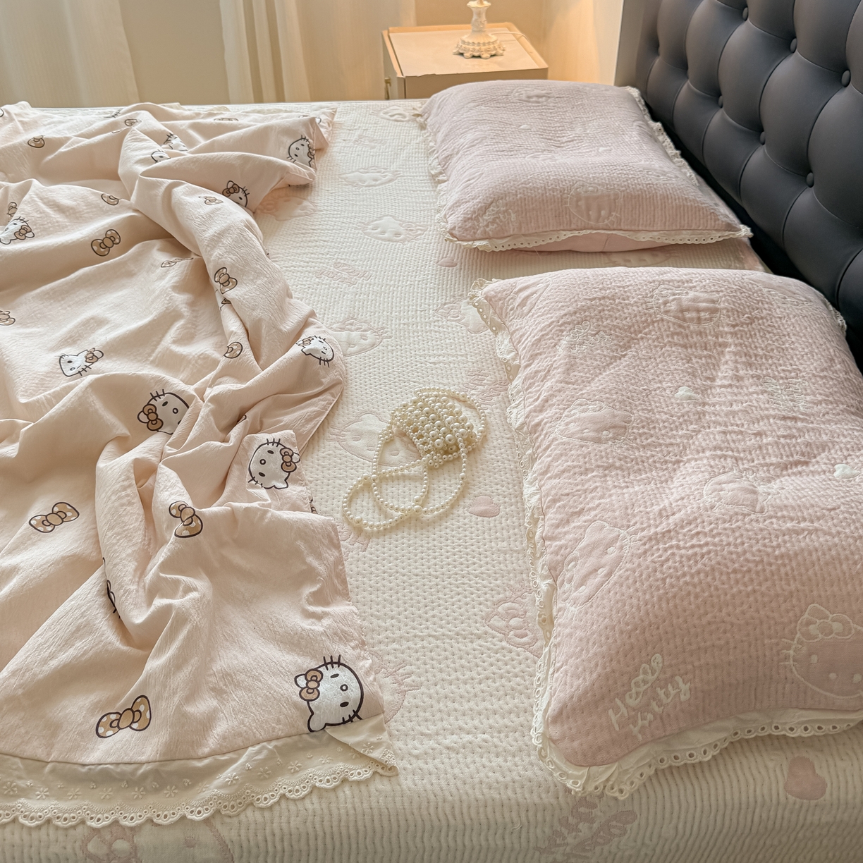 91家纺网 家纺一手货源 找家纺 盼季家纺 2026新款A类木棉皱皱纱床盖夏被四件套场景一-奶盖KT 奶盖KT-粉白
