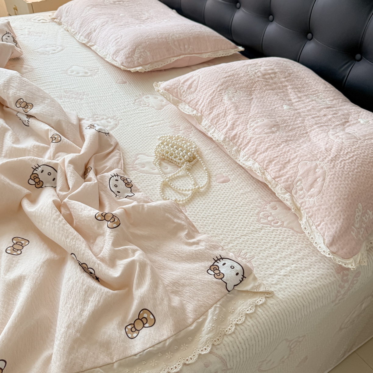 91家纺网 家纺一手货源 找家纺 盼季家纺 2026新款A类木棉皱皱纱床盖夏被四件套场景一-奶盖KT 奶盖KT-粉白