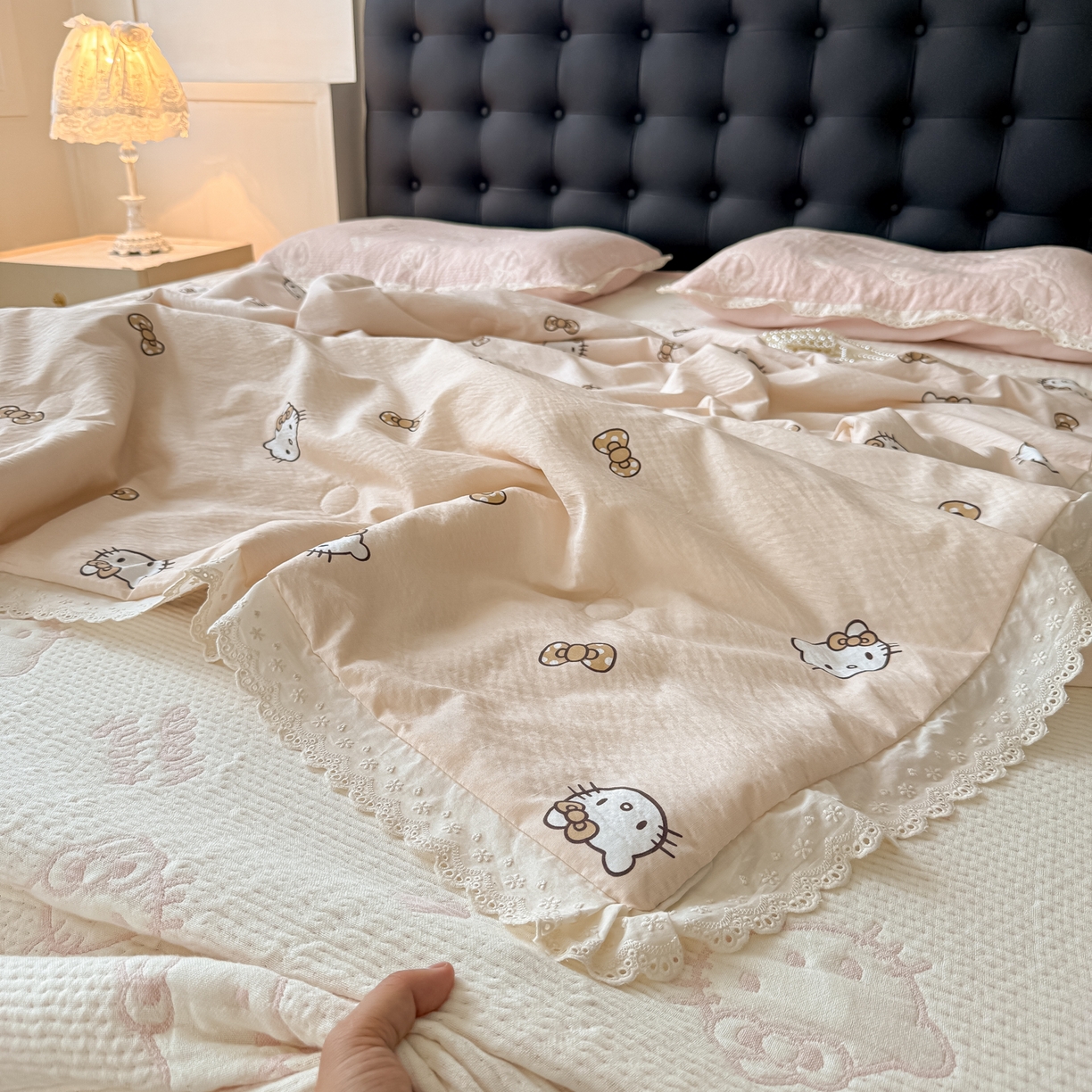 91家纺网 家纺一手货源 找家纺 盼季家纺 2026新款A类木棉皱皱纱床盖夏被四件套场景一-奶盖KT 奶盖KT-粉白
