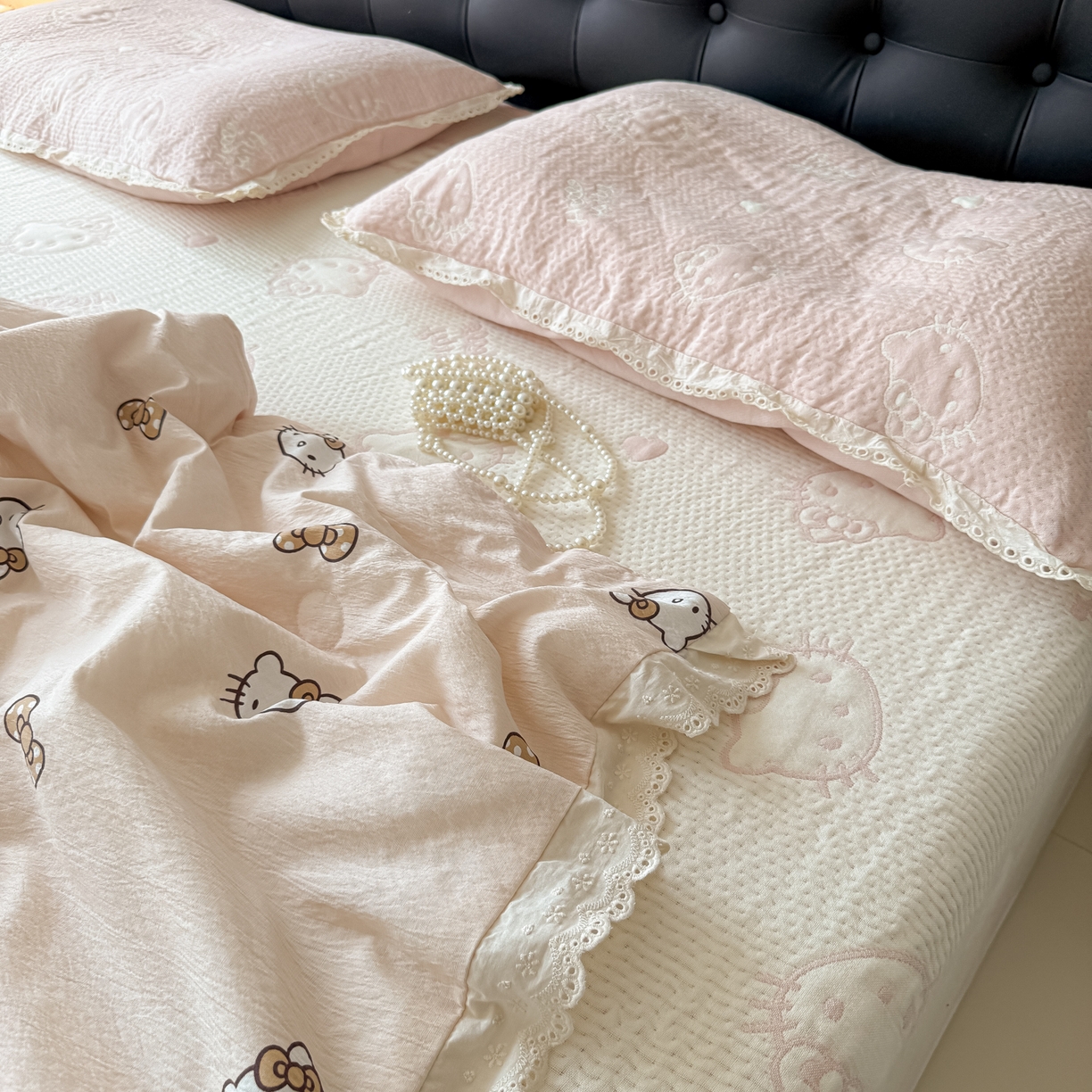 91家纺网 家纺一手货源 找家纺 盼季家纺 2026新款A类木棉皱皱纱床盖夏被四件套场景一-奶盖KT 奶盖KT-粉白