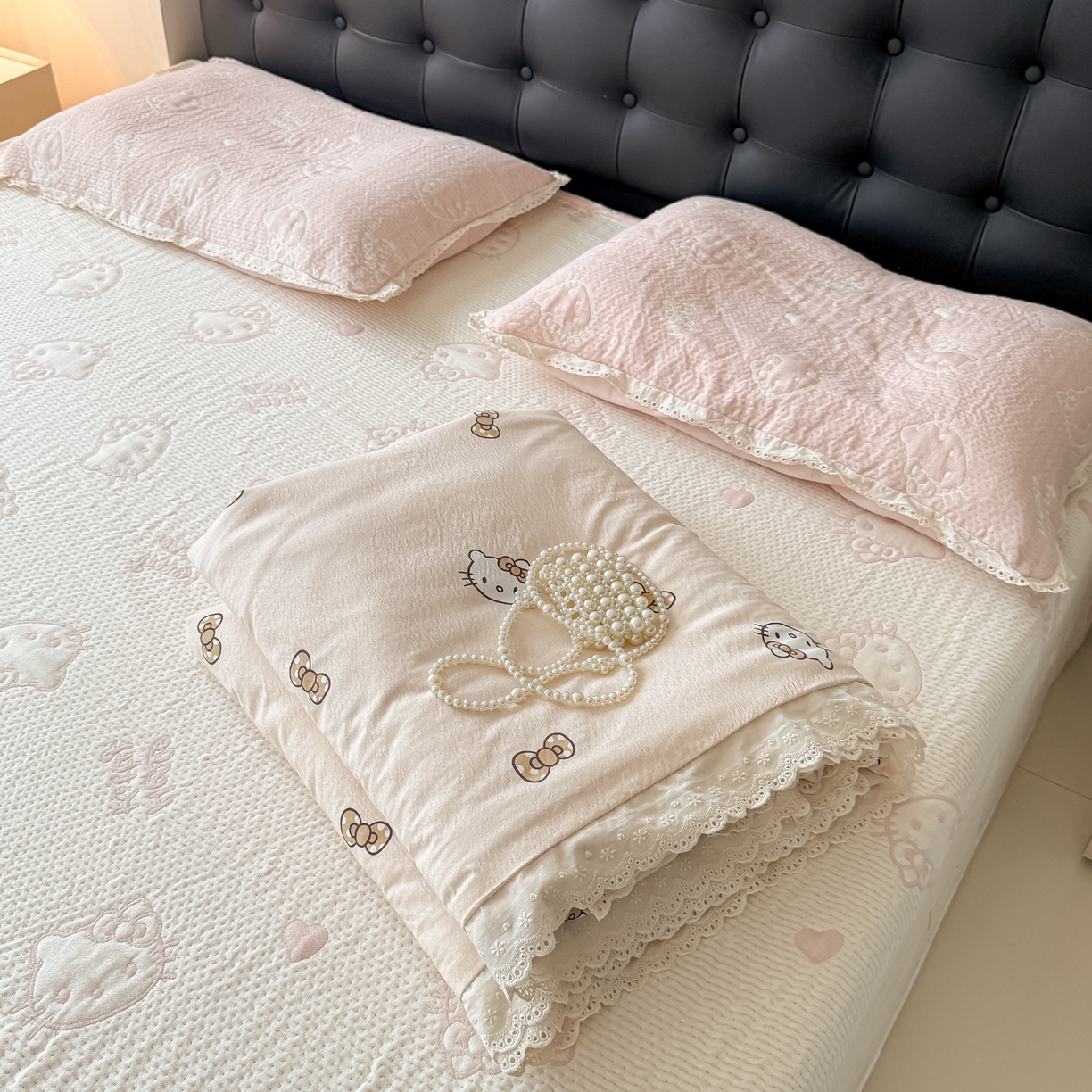 91家纺网 家纺一手货源 找家纺 盼季家纺 2026新款A类木棉皱皱纱床盖夏被四件套场景一-奶盖KT 奶盖KT-粉白