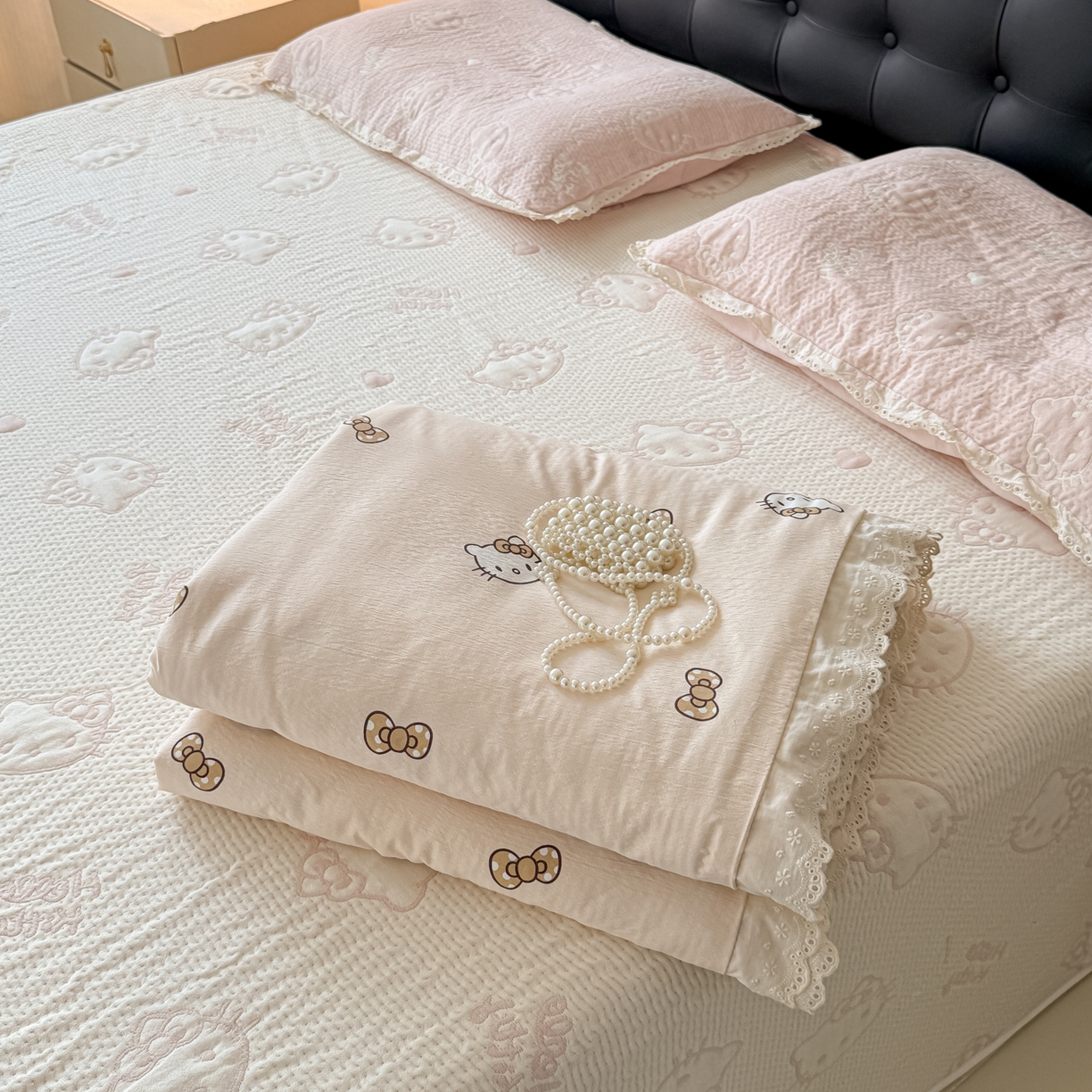 91家纺网 家纺一手货源 找家纺 盼季家纺 2026新款A类木棉皱皱纱床盖夏被四件套场景一-奶盖KT 奶盖KT-粉白