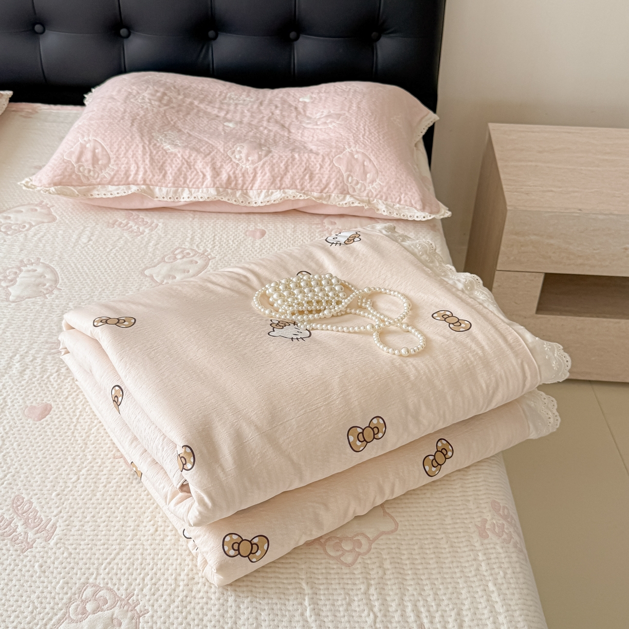 91家纺网 家纺一手货源 找家纺 盼季家纺 2026新款A类木棉皱皱纱床盖夏被四件套场景一-奶盖KT 奶盖KT-粉白