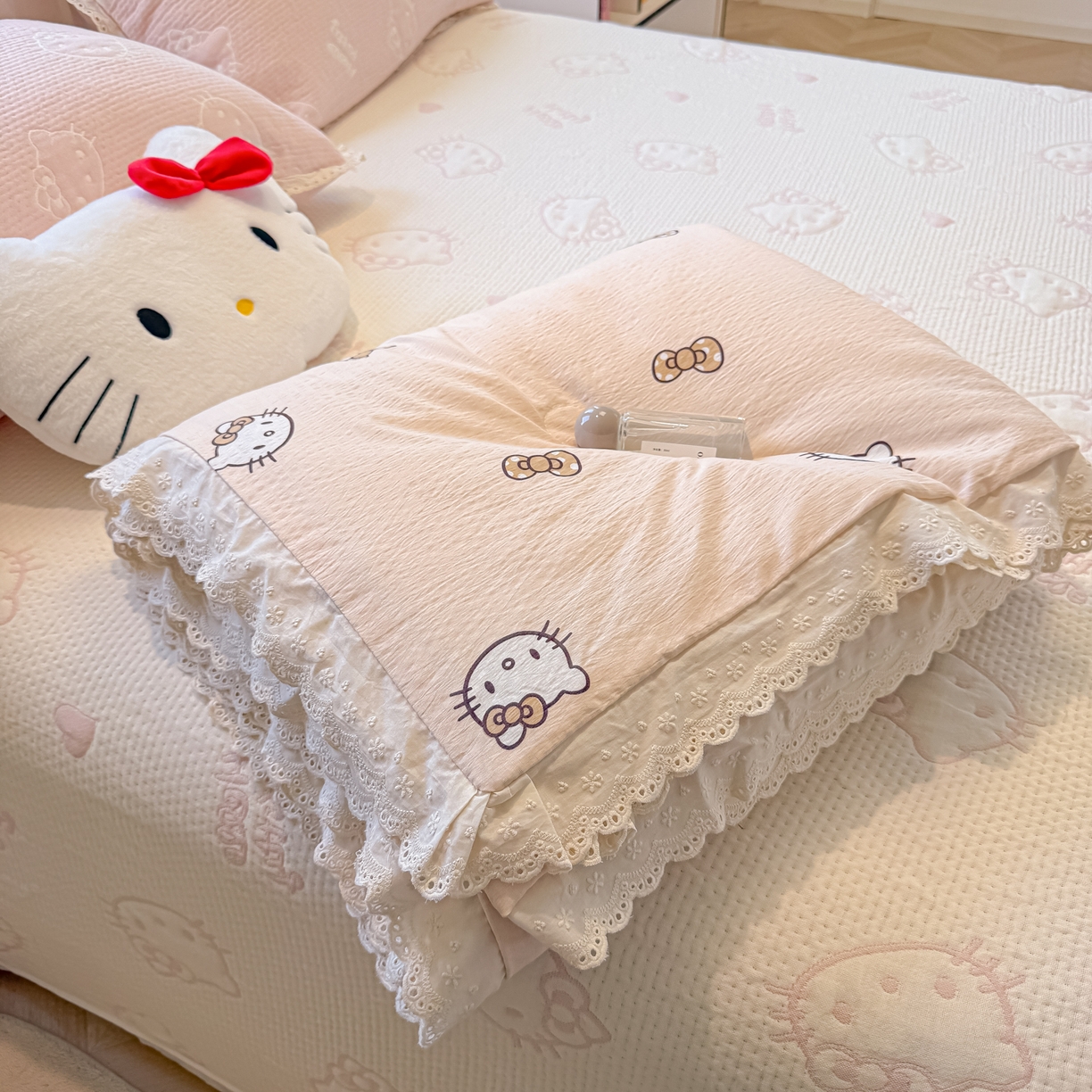 91家纺网 家纺一手货源 找家纺 盼季家纺 2026新款A类木棉皱皱纱床盖夏被四件套场景二-奶盖KT 奶盖KT-粉白