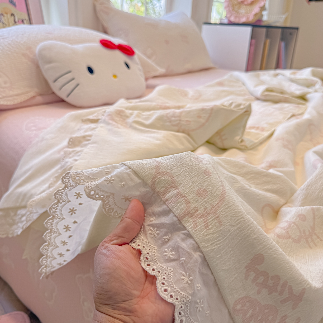 91家纺网 家纺一手货源 找家纺 盼季家纺 2026新款A类木棉皱皱纱床盖夏被四件套场景二-奶盖KT 奶盖KT-白粉