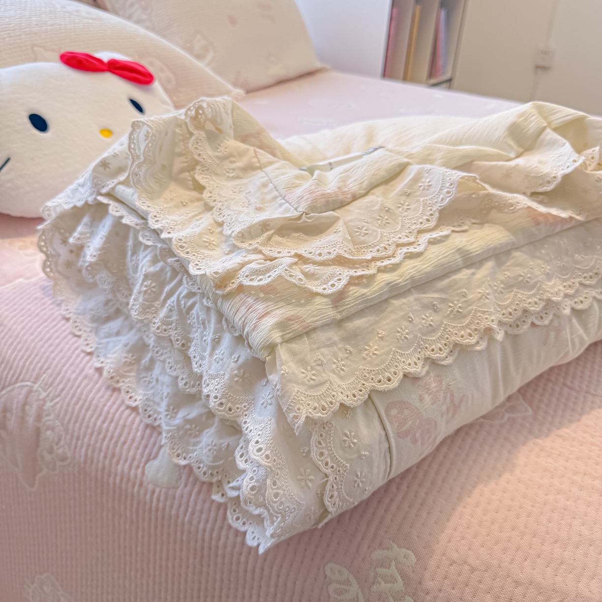 91家纺网 家纺一手货源 找家纺 盼季家纺 2026新款A类木棉皱皱纱床盖夏被四件套场景二-奶盖KT 奶盖KT-白粉