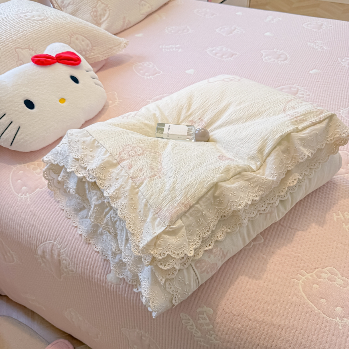 91家纺网 家纺一手货源 找家纺 盼季家纺 2026新款A类木棉皱皱纱床盖夏被四件套场景二-奶盖KT 奶盖KT-白粉