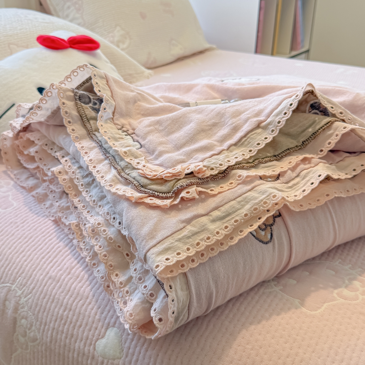 91家纺网 家纺一手货源 找家纺 盼季家纺 2026新款A类木棉皱皱纱床盖夏被四件套场景二-奶盖KT 奶盖KT-粉粉