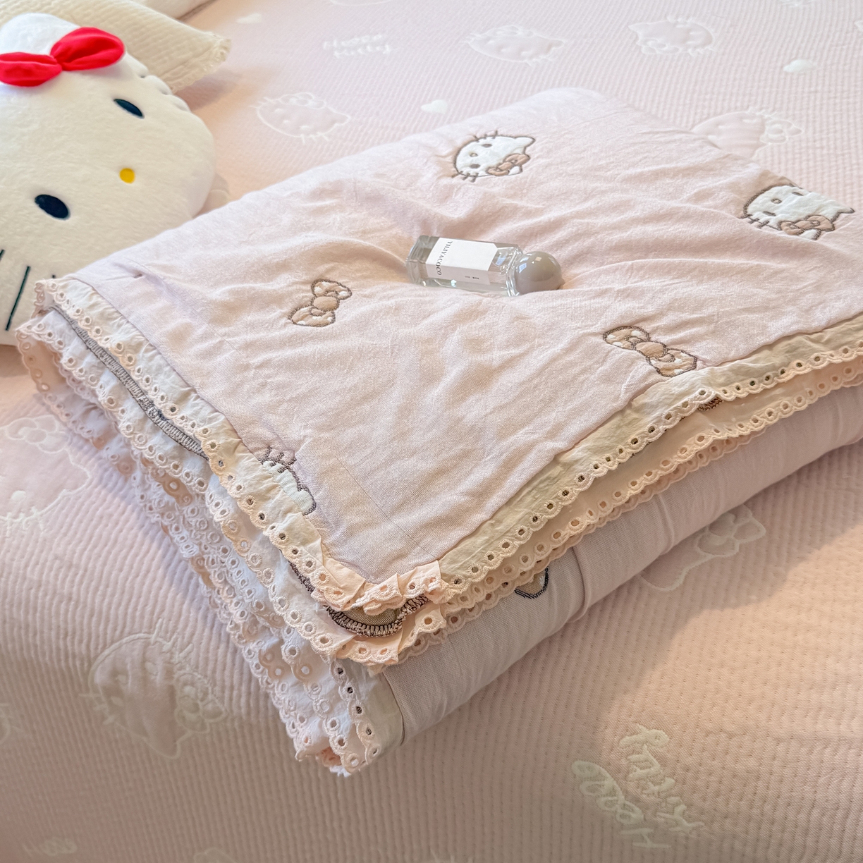 91家纺网 家纺一手货源 找家纺 盼季家纺 2026新款A类木棉皱皱纱床盖夏被四件套场景二-奶盖KT 奶盖KT-粉粉