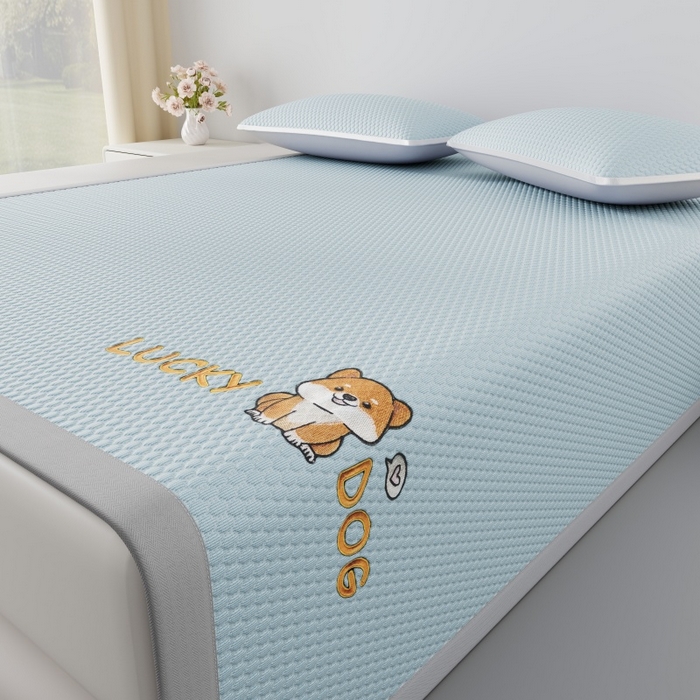 91家纺网 家纺一手货源 找家纺 南北家居 2026新款PE冰豆豆席-床笠款-床席款凉席三件套 幸运小狗-蓝床席款