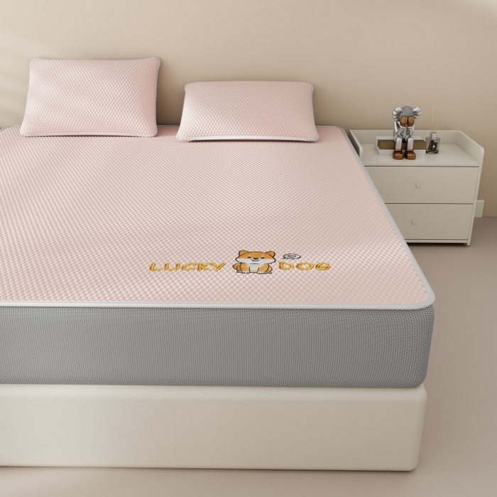 91家纺网 家纺一手货源 找家纺 南北家居 2026新款PE冰豆豆席-床笠款-床席款凉席三件套 幸运小狗-粉床笠款