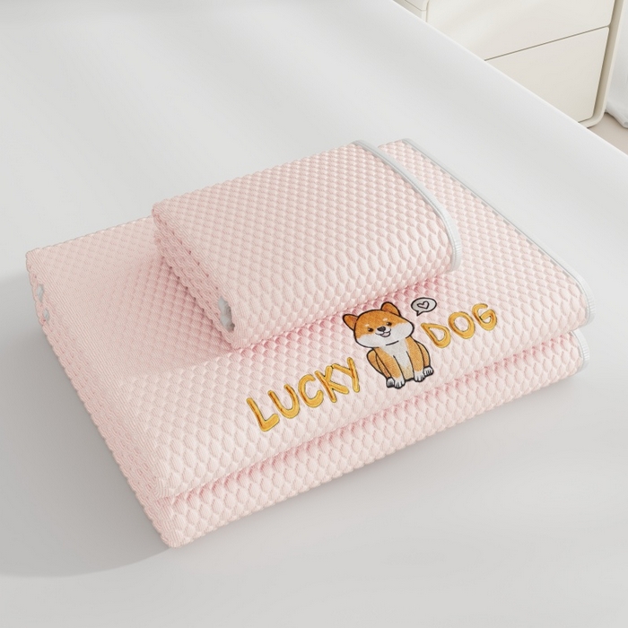 91家纺网 家纺一手货源 找家纺 南北家居 2026新款PE冰豆豆席-床笠款-床席款凉席三件套 幸运小狗-粉床笠款