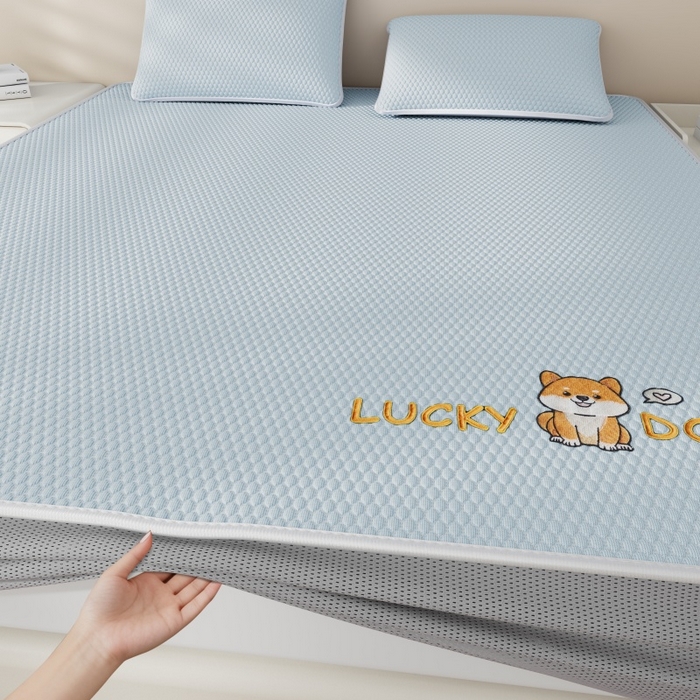 91家纺网 家纺一手货源 找家纺 南北家居 2026新款PE冰豆豆席-床笠款-床席款凉席三件套 幸运小狗-蓝床笠款