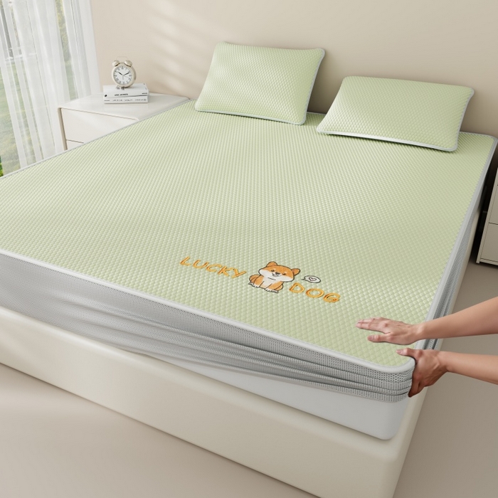 91家纺网 家纺一手货源 找家纺 南北家居 2026新款PE冰豆豆席-床笠款-床席款凉席三件套 幸运小狗-绿床笠款