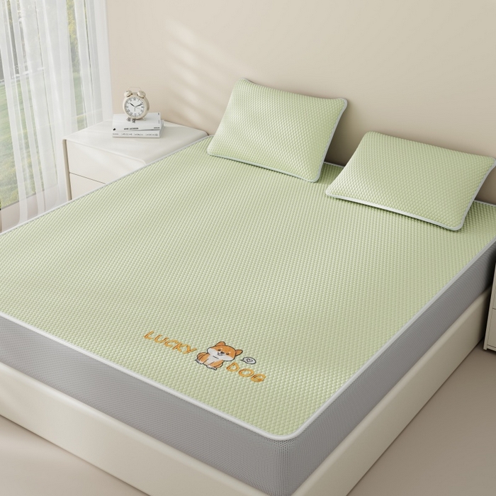 91家纺网 家纺一手货源 找家纺 南北家居 2026新款PE冰豆豆席-床笠款-床席款凉席三件套 幸运小狗-绿床笠款