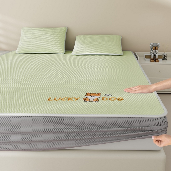 91家纺网 家纺一手货源 找家纺 南北家居 2026新款PE冰豆豆席-床笠款-床席款凉席三件套 幸运小狗-绿床笠款