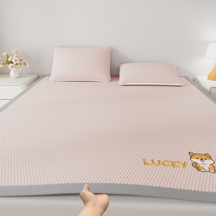 91家纺网 家纺一手货源 找家纺 南北家居 2026新款PE冰豆豆席-床笠款-床席款凉席三件套 幸运小狗-粉床席款