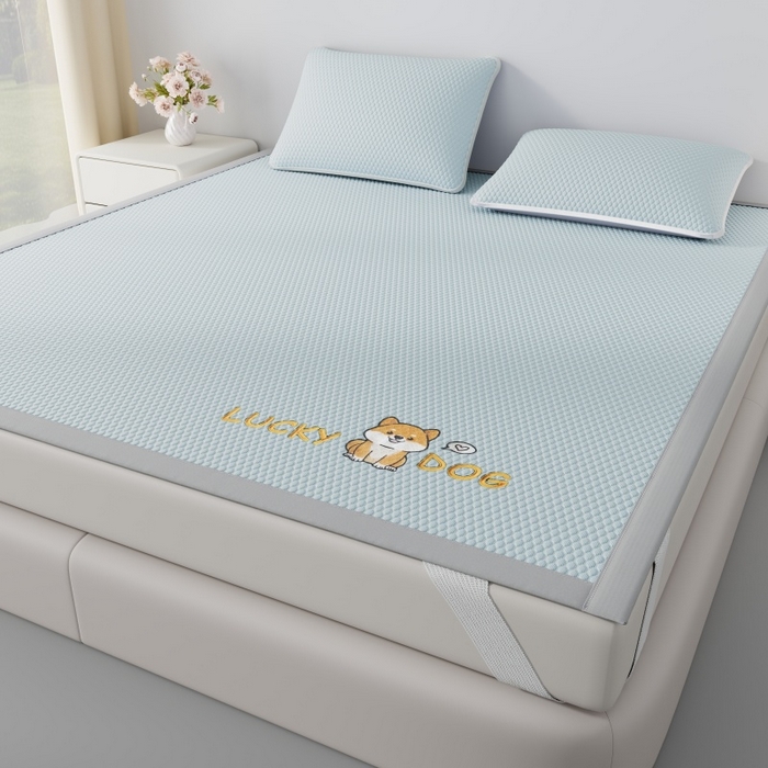 91家纺网 家纺一手货源 找家纺 南北家居 2026新款PE冰豆豆席-床笠款-床席款凉席三件套 幸运小狗-蓝床席款